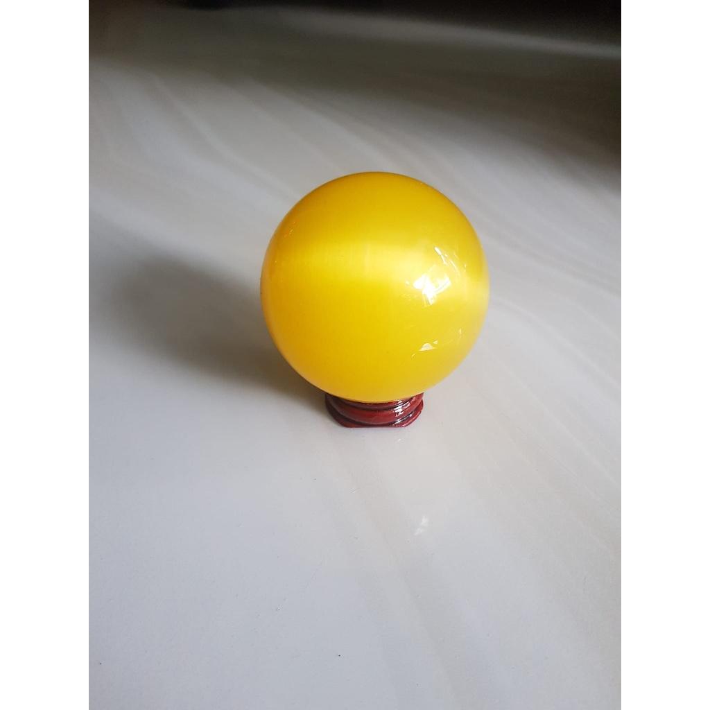 Trái Bi Phong Thủy Vàng Anh Tươi nhỏ vừa đá mắt mèo ánh cao 8cm x đk 6cm đế gỗ may mắn để bàn làm việc may mắn tài lộc hợp mệnh Kim, mệnh thổ, mệnh Thủy ạ