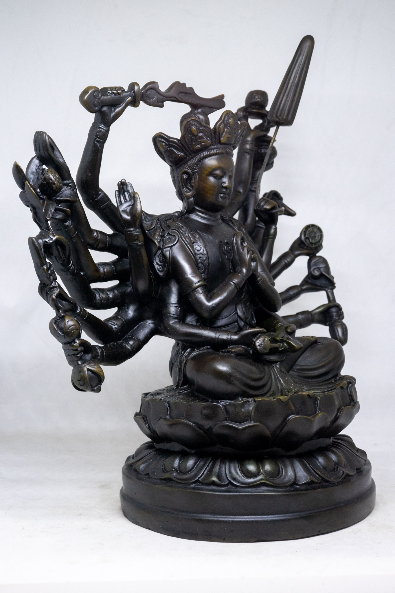 Tượng Phật Bà nhiều tay ngồi tòa sen bằng đá cao 29cm