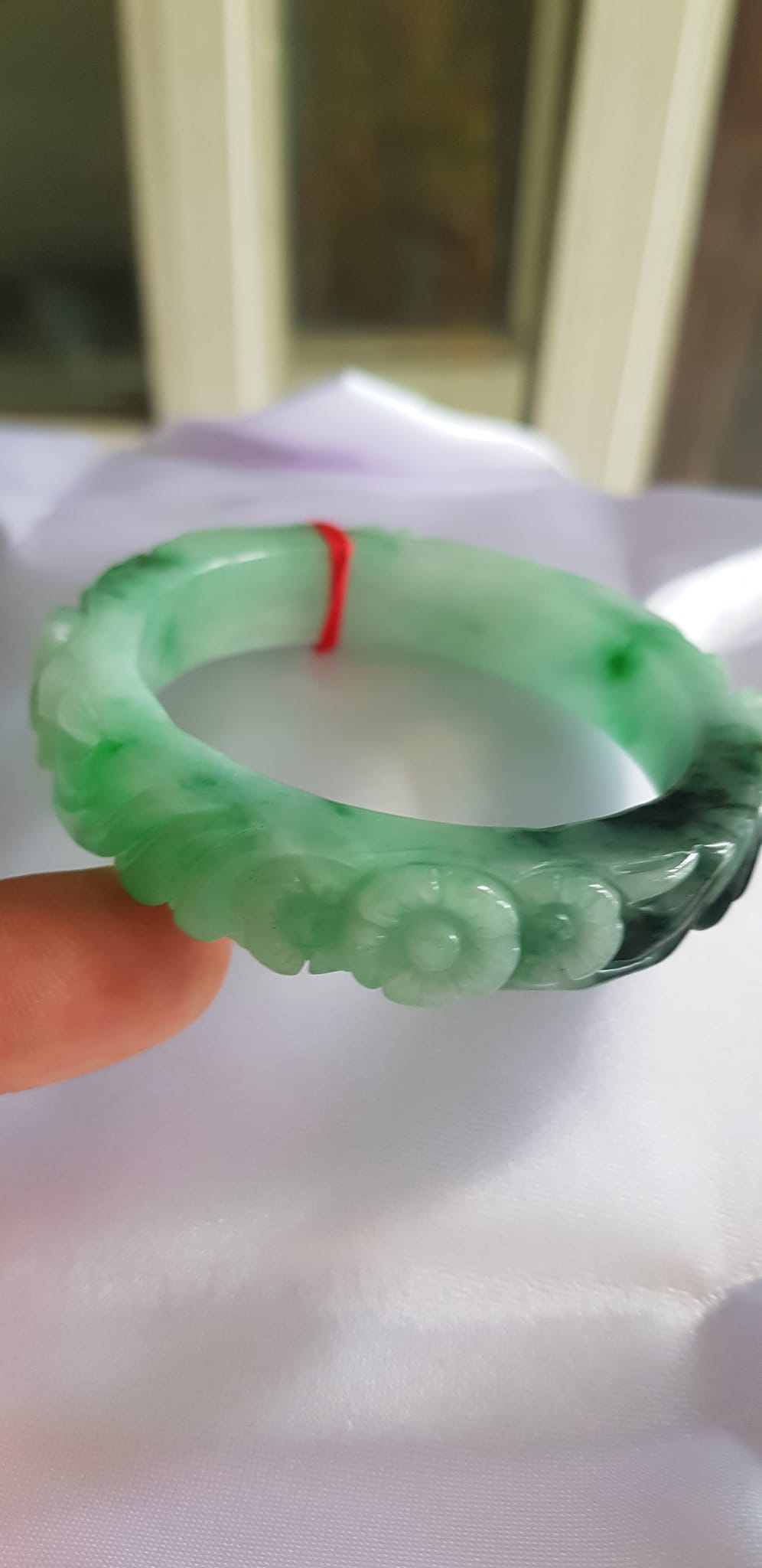 Vòng cẩm thạch tự nhiên chạm Bông Hoa Mai tròn mới đẹp tuyệt vời bản vuông Ni 48mm x cao 12mm x dầy 8mm 100% Đá cẩm thạch thiên nhiên màu Xanh ngọc bóng đẹp đều cả vòng điểm xanh sơn thủy đậm 1 góc thiệt đẹp Nữ 35kg - 48kg đeo ạ
