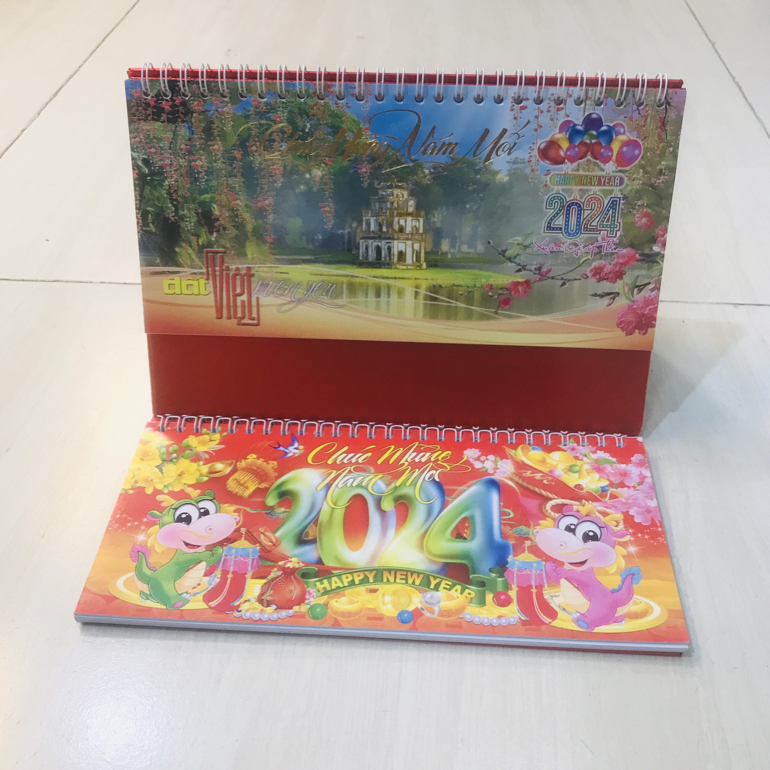 Lịch Để Bàn 2024 Chữ A 2 LOXO 24*16 cm - Mẫu Ngẫu Nhiên