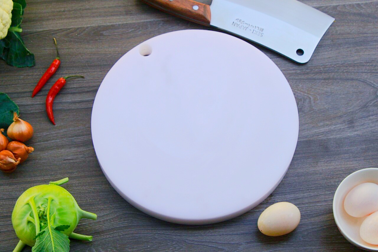 Thớt nhựa tròn 30cm dày 3cm, có quai xách, nhựa nguyên sinh HDPE