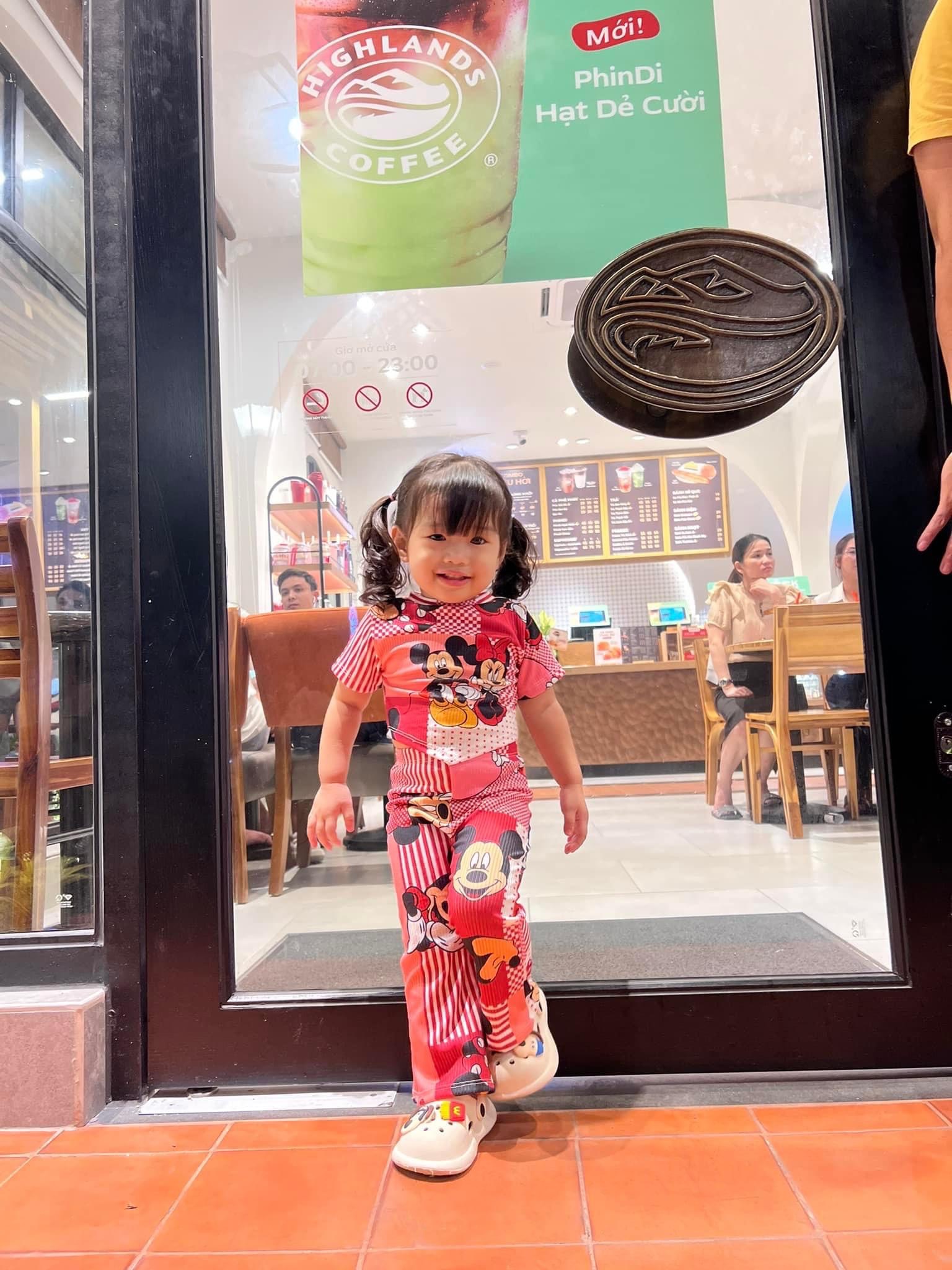 Bộ đồ bé gái  áo tay ngắn, quần ống loe, vải coton 4D, thun co dãn