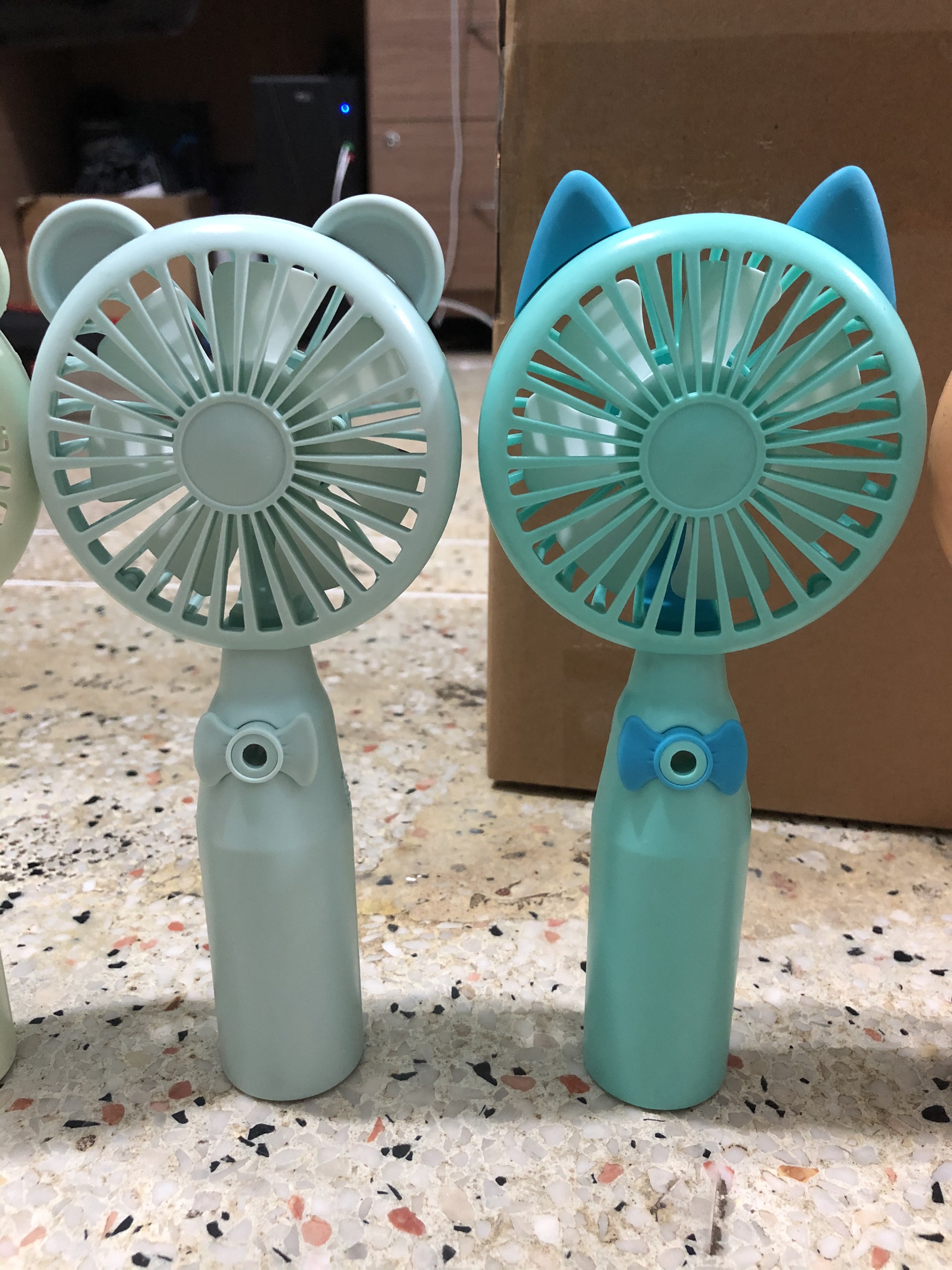 Quạt cầm tay mini HN kèm bình nước phun sương mẫu mới 2020