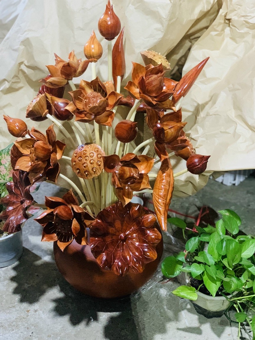 1 bình hoa sen 25 cành , trang trí phòng thờ phòng khách bằng gỗ hương đỏ đẹp long lanh ,