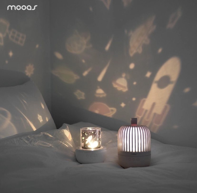 Đèn chiếu mini Mooas Wonderland Rotating Projector Melody Nightlight Made in Korea