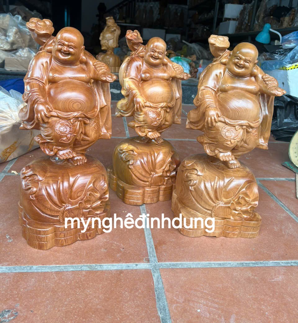 Tượng phật di lặc gánh đào bằng gỗ bách xanh thơm nức cao 45x20x20cm