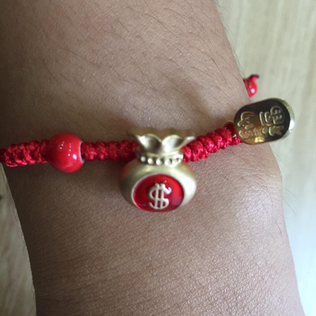 Vòng tay túi tiền may mắn bện dây đỏ