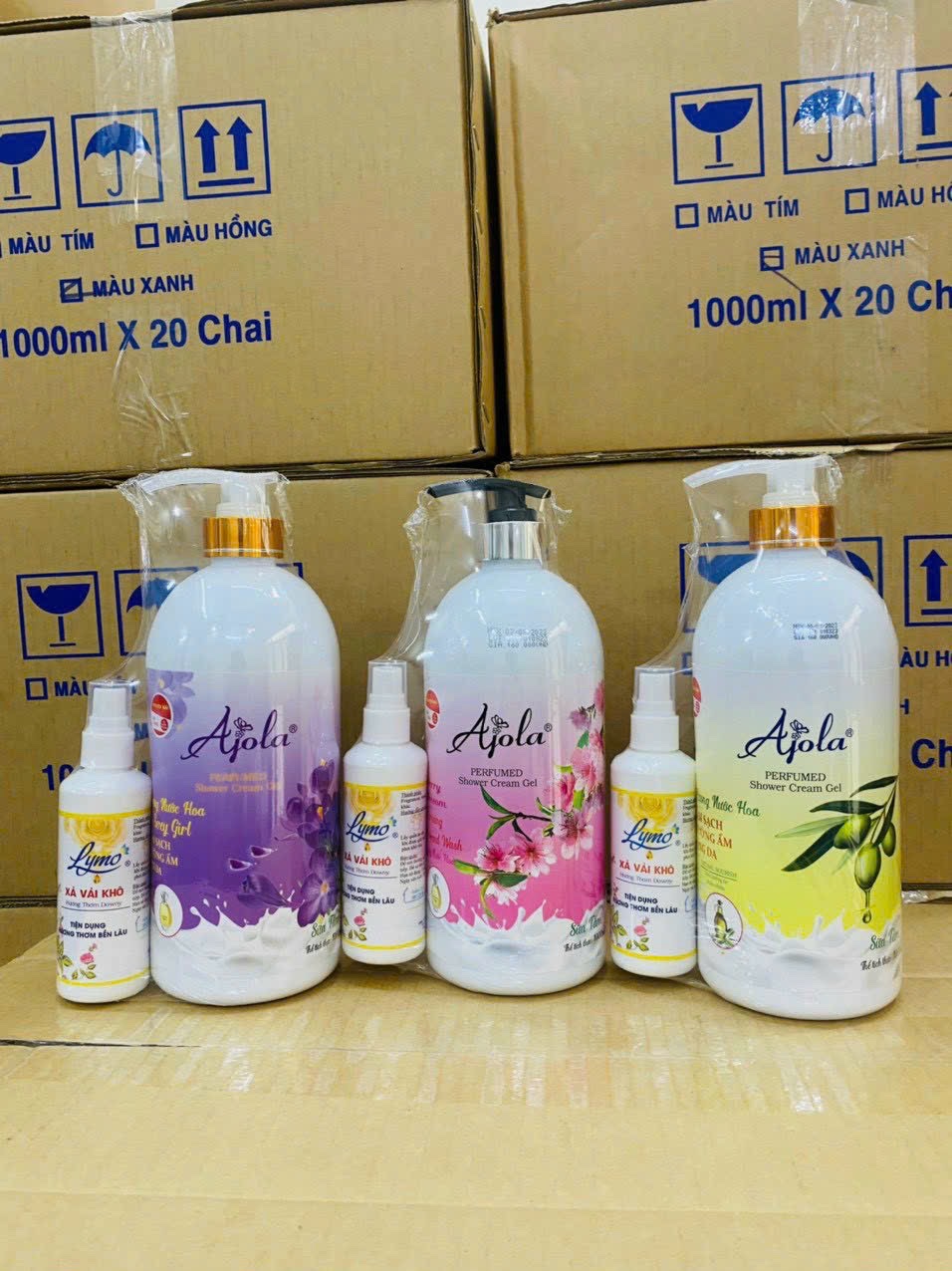 Sữa tắm hương nước hoa cao cấp chai 1000ml kèm chai xả vải khô 100ml , làm sạch cơ thể  giúp nuôi dưỡng và bảo vệ làn da sáng mịn , mềm mại ,  hương thơm quyến rũ tạo cảm giác sảng khoái , đem lại cảm giác tự tin và thanh lịch 