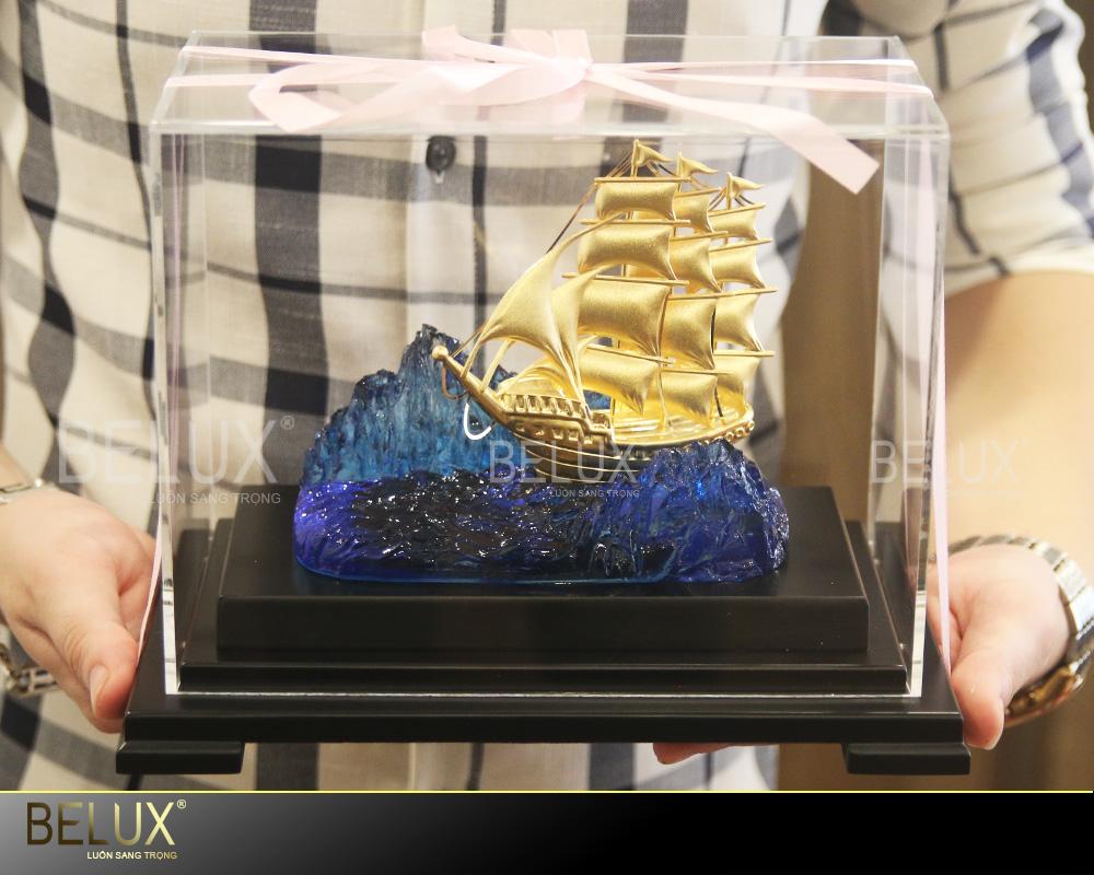 Mô hình thuyền buồm dát vàng 24k đứng trên đá thạch anh