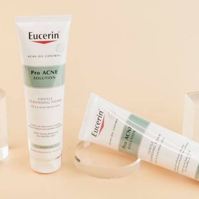 Sữa rửa mặt tạo bọt dịu nhẹ dành cho da mụn Eucerin Pro Acne Cleansing Foam 150g + tặng bọt biên rửa mặt