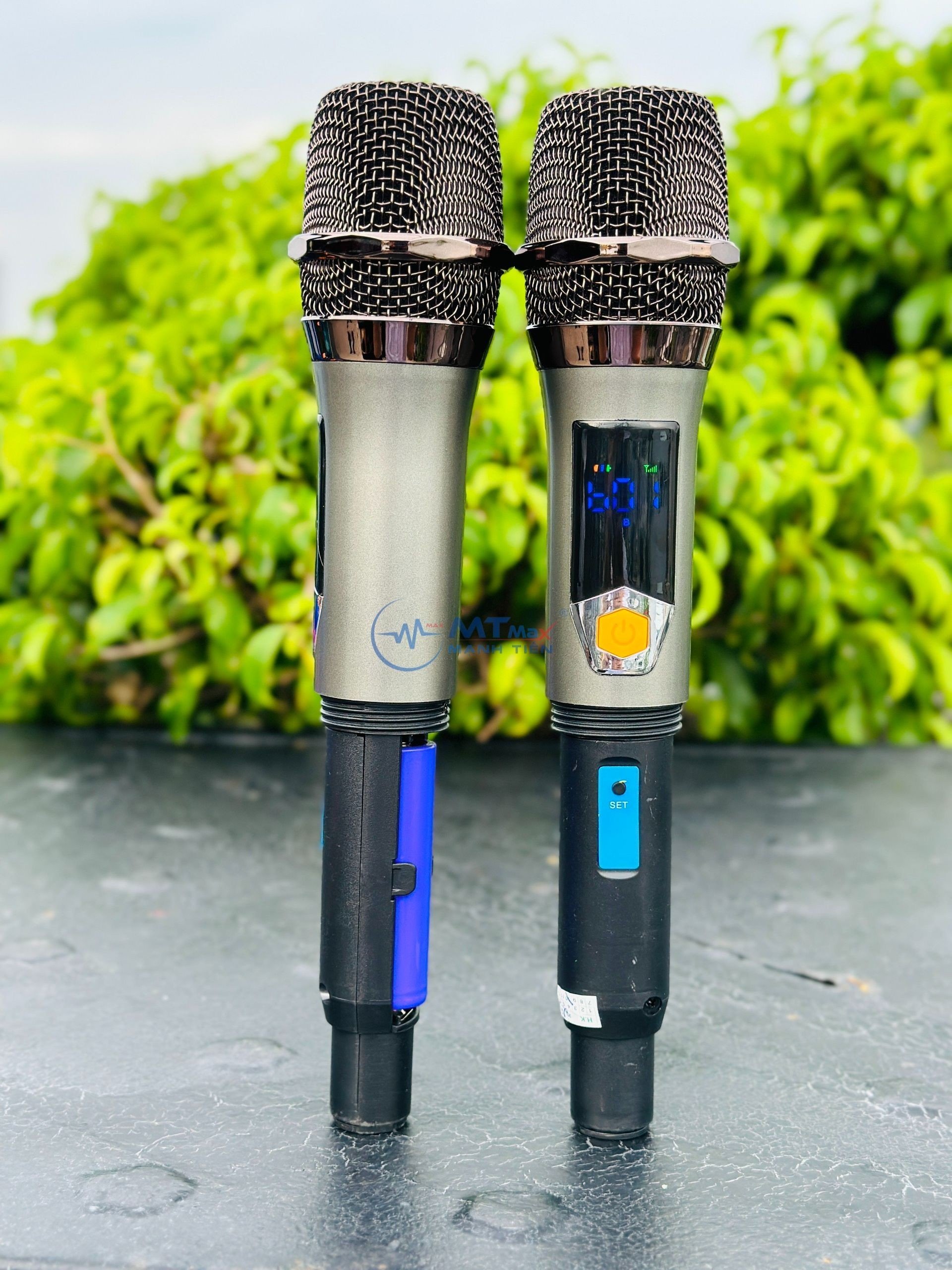 Micro Không Dây Đa Năng Shure SM-819 - Micro Karaoke Cao Cấp Tích Hợp Sạc Pin Trực Tiếp Ngay Trên Micro, Âm Thanh Mượt Mà Bắt Sóng Lên Đến 25m hàng chính hãng