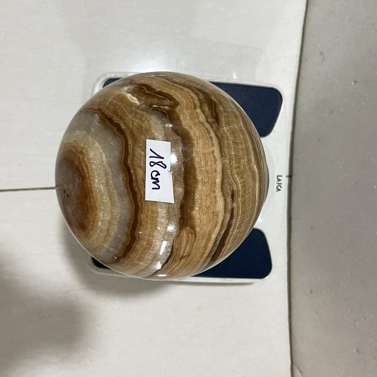 Cầu bi đá tự nhiên đường kính 18 cm, nặng 11 kg có đế màu vàng vân cực đẹp cho người mệnh Kim và Thổ