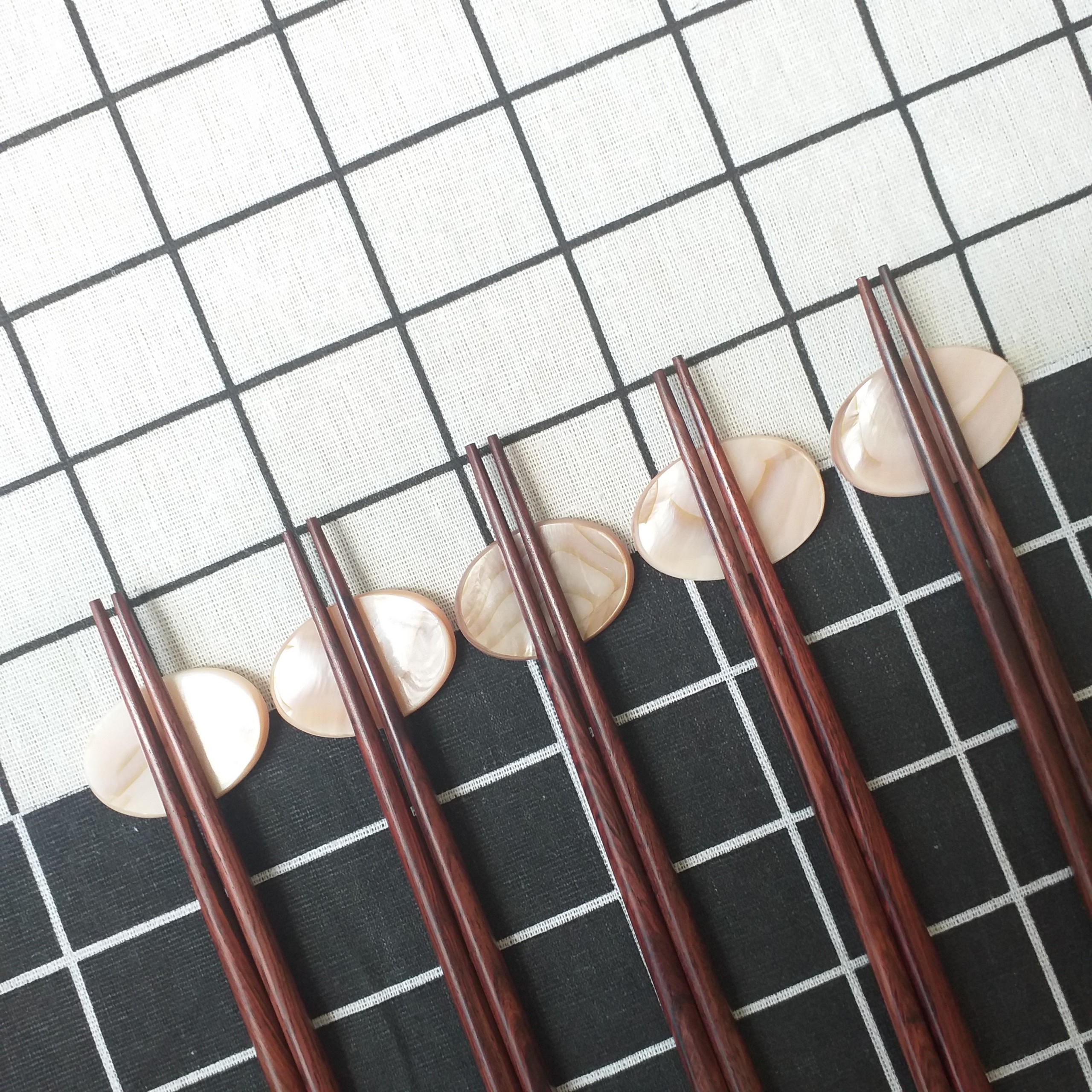 Gác đũa Xà Cừ Nâu Hồng hình Oval 3,5cm - Phụ kiện cao cấp giúp bàn ăn sang trọng