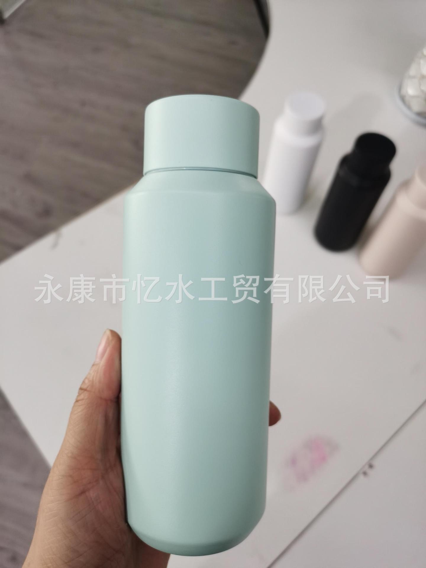 Phong cách mới nhất đơn giản cặp đôi thể thao bằng thép không gỉ cách nhiệt bình bỏ túi di động cốc ngoài trời cỡ nhỏ đi kèm cốc