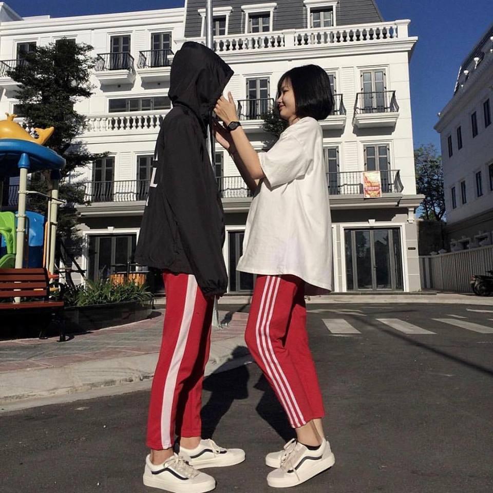 Quần đỏ sọc trắng ống suông