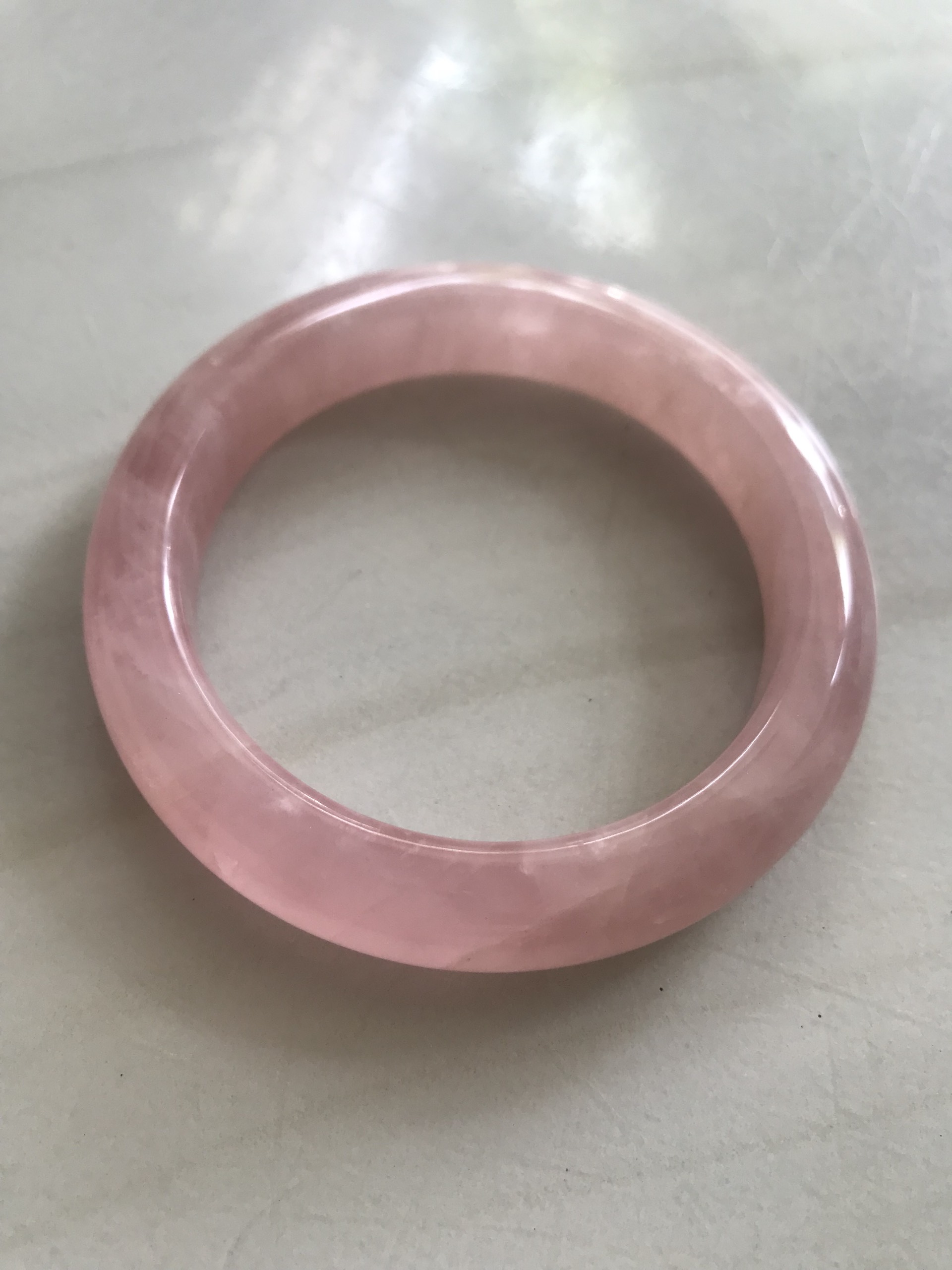Vòng Thạch Anh Hồng Tự Nhiên Bản Hẹ Mới đẹp Ni 52mm Cao 11mm Dầy 8mm Màu Hồng xinh bóng đẹp Nữ mệnh Hỏa mệnh Thổ tay nhỏ đeo 45kg - 52 kg ạ