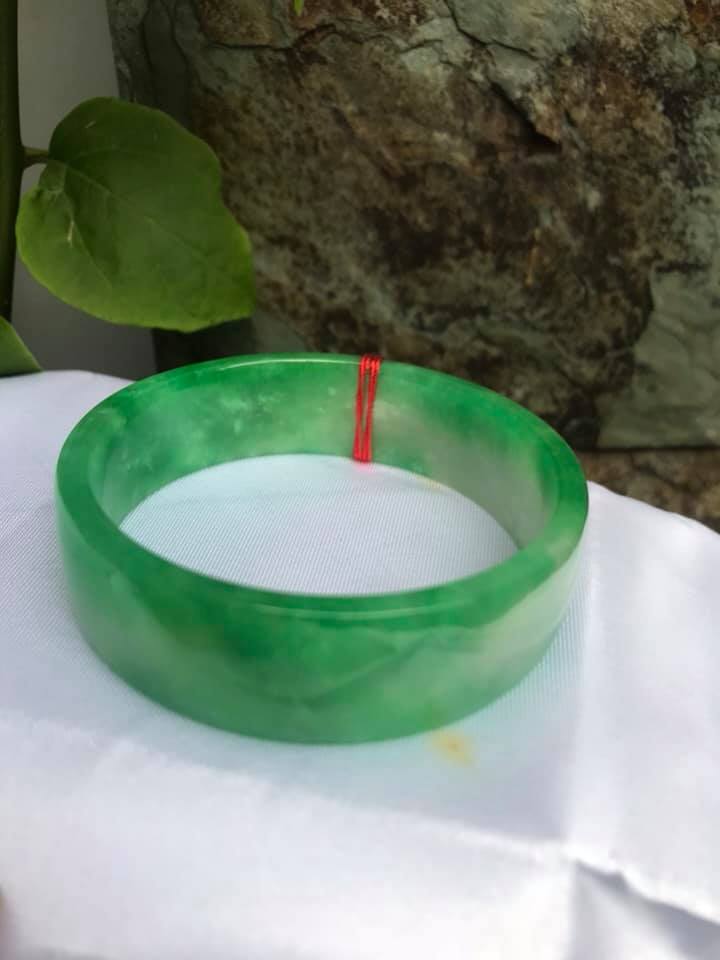 VÒNG CẨM THẠCH BẢN VUÔNG SIZE 54MM x BẢN CAO 17mm X DẦY 4,5mm  MÀU XANH LÁ TƯƠI SÁNG BÓNG LAM TRẮNG NHẸ GIỮA ĐẸP LẮM LUÔN Ạ  NỮ 53kg - 64kg ĐEO