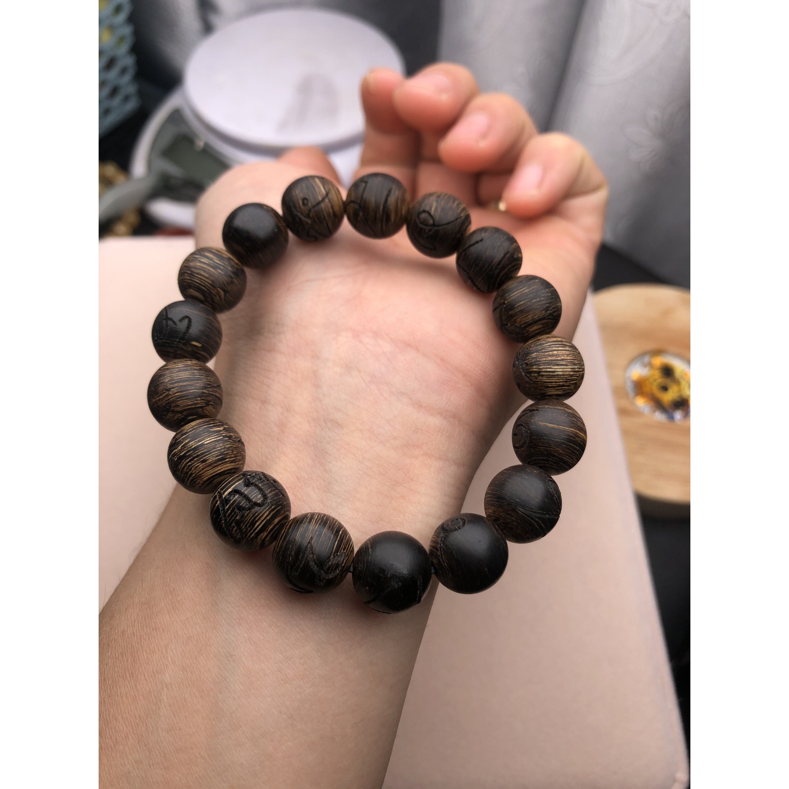 Vòng trầm hương sánh chìm vân xoáy hạt khắc chú đại bi án ma ni bát di hồng 12mm 17 hạt
