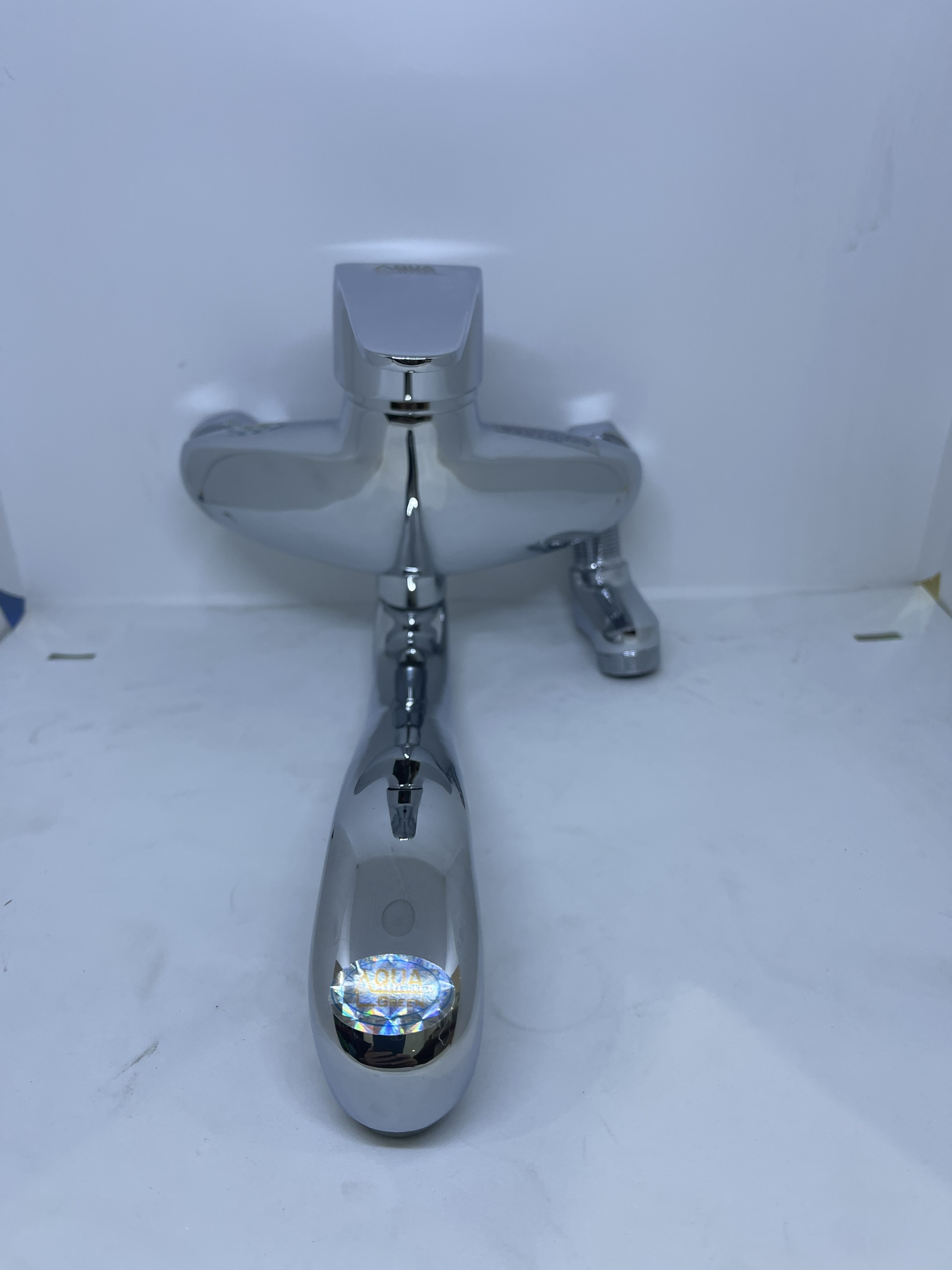 Vòi chậu rửa bát nóng lạnh, cần cứng phía dưới. Thân bằng hợp kim đồng, mạ bóng. Dễ dàng vệ sinh. Phù hợp với mọi không gian bếp. VCDCA0211