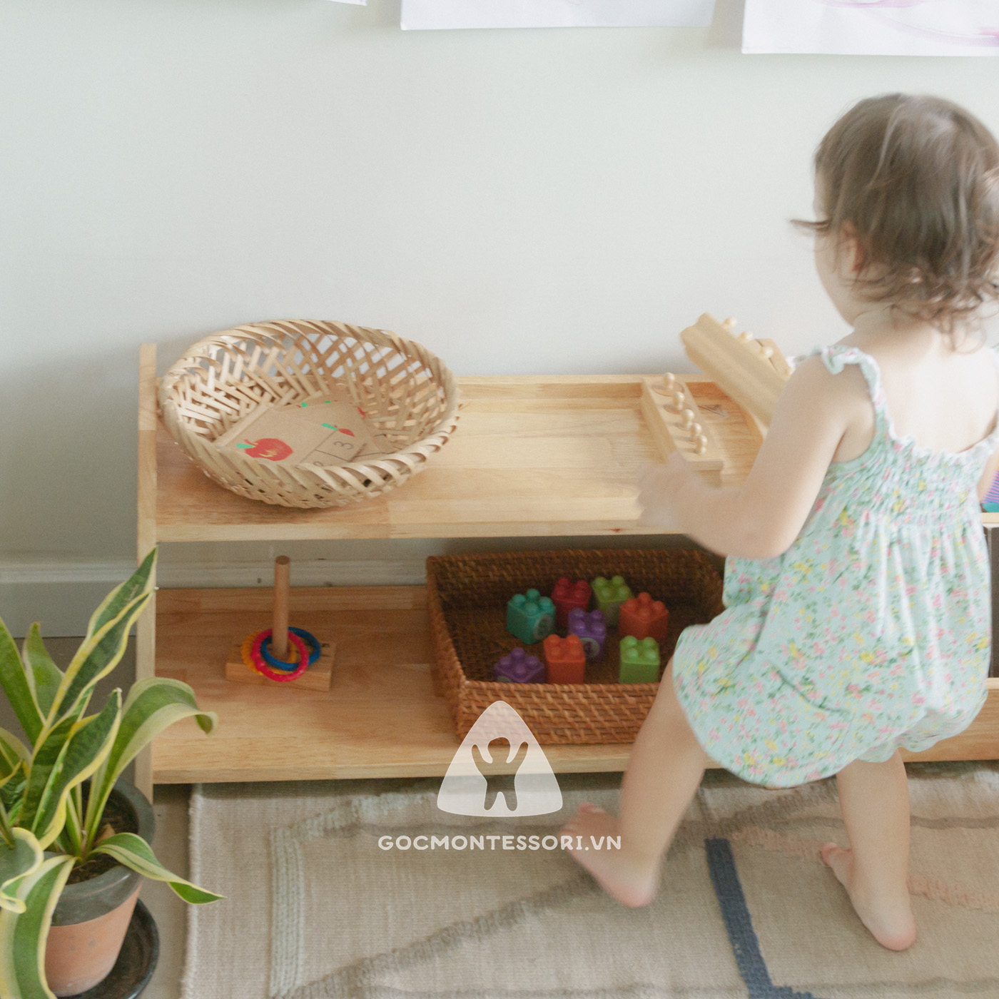 Kệ Montessori để đồ chơi cho bé