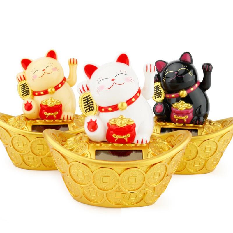 (Mèo phong thủy Chú mèo may mắn ngồi trên thỏi vàng thần tài mang lại may mắn cho gia chủ - Chú Mèo May Mắn Ngồi Trên