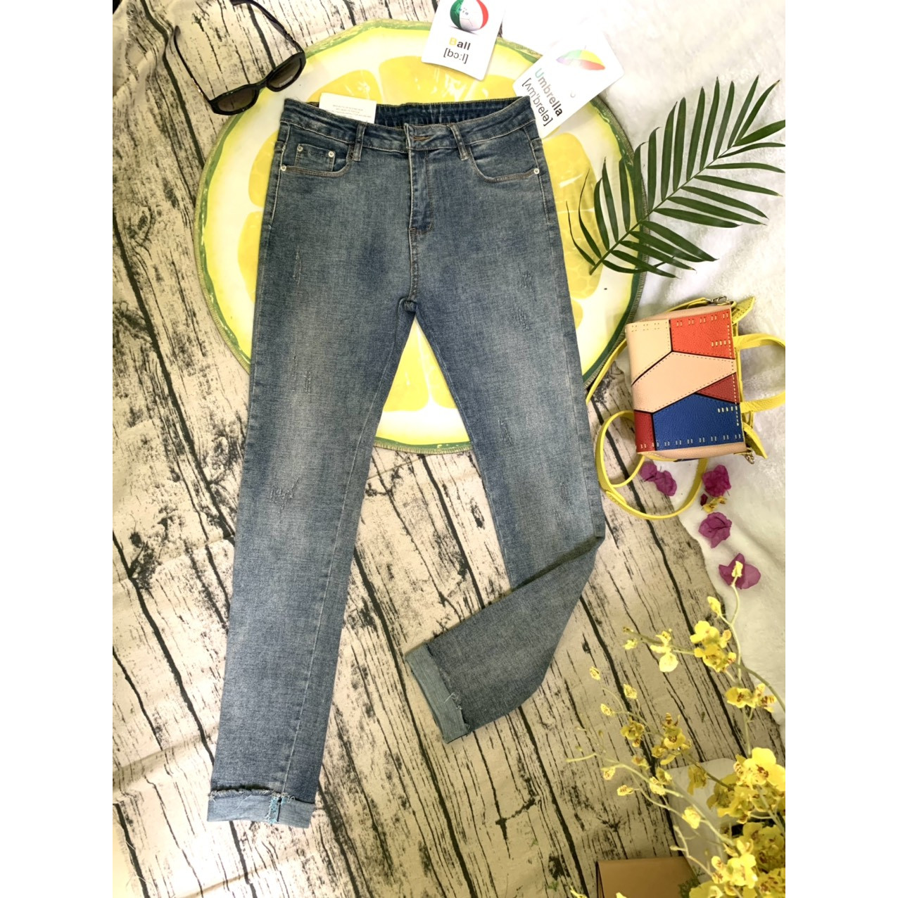 Quần jeans xanh bạc màu lai lật tua rua