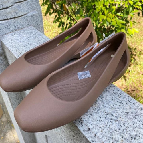 Mua Giày nhưa nữ Laura Flat đi mưa nước , thoáng, hàng xịn - Nâu - Size 35  tại Linh Chee