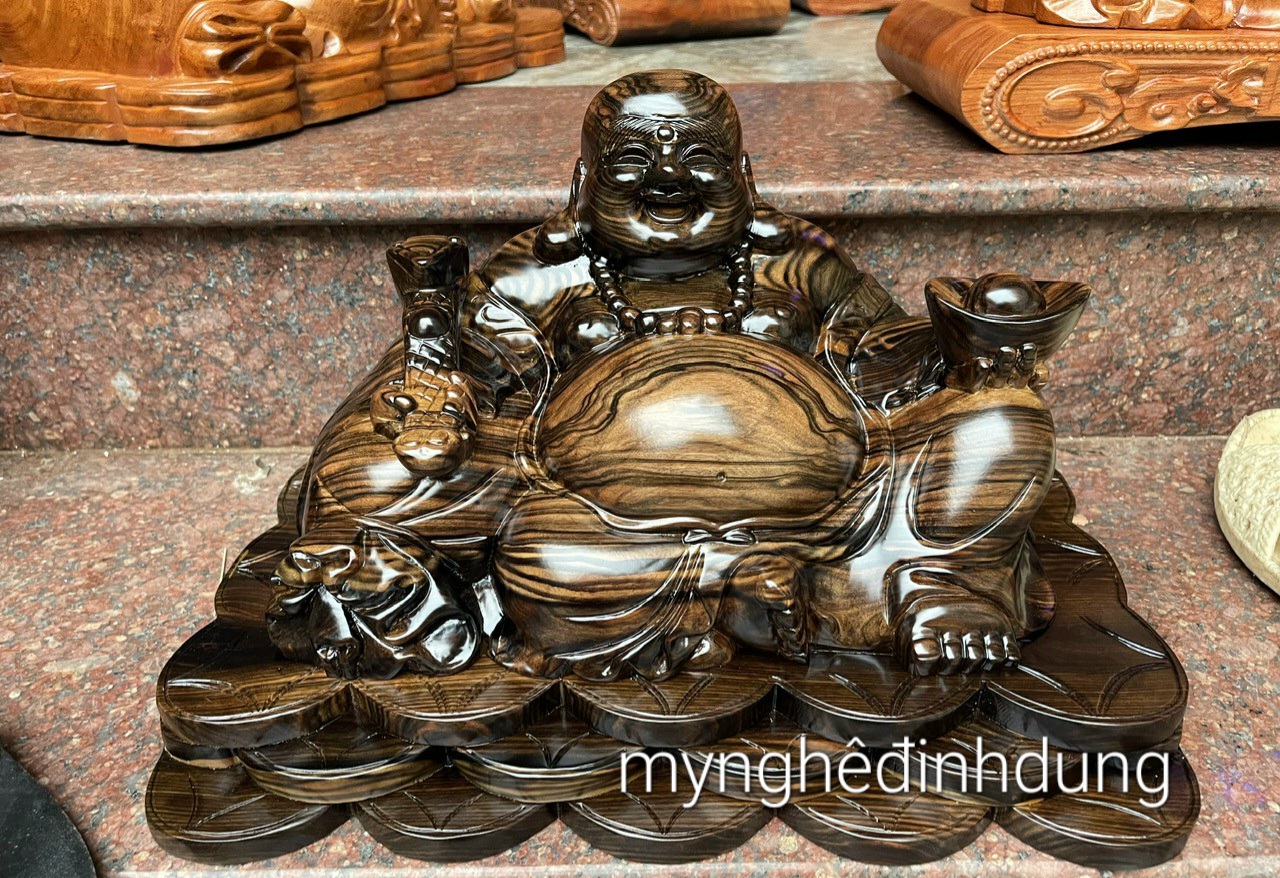 Tượng phật di lặc phong thủy bàn tiếp khách Bằng gỗ mun hoa víp kt 40×23×24cm