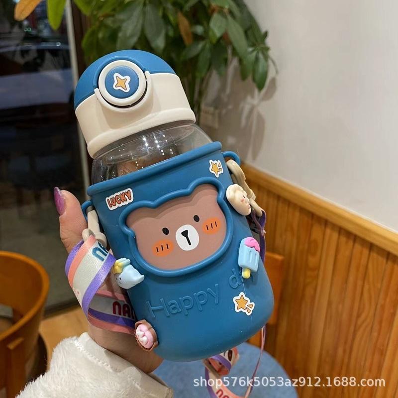 Bình đựng nước hình gấu HAPPY 620ml có quai đeo + Sticker 2D&3D + ống hút kiểu dáng dễ thương cho bé và học sinh