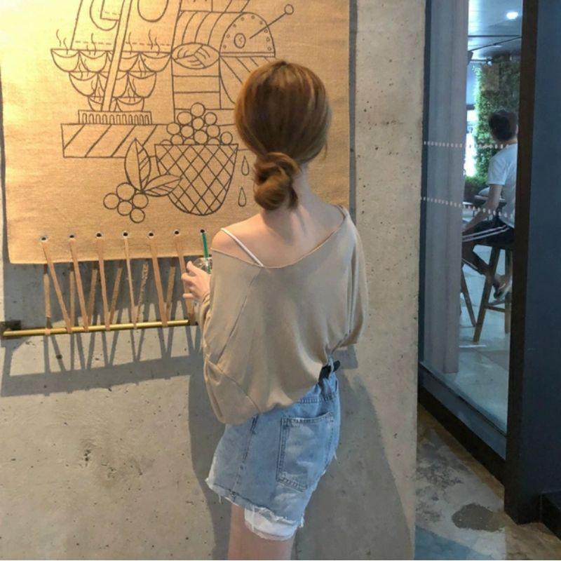 Áo len mỏng trễ vai