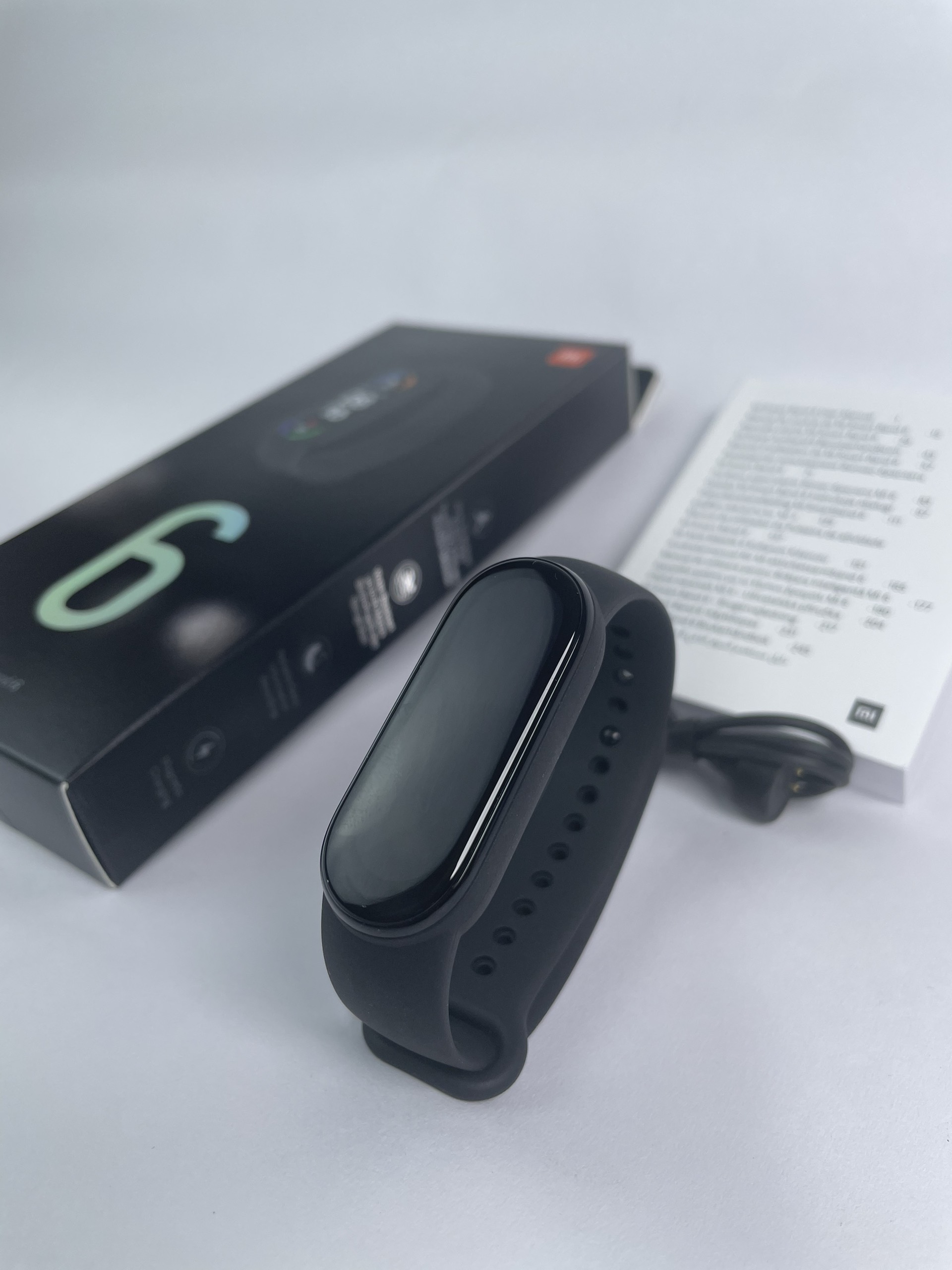 Vòng Đeo Tay Thông Minh Theo Dõi Vận Động Xiaomi Mi Band 6 - Hàng Chính Hãng