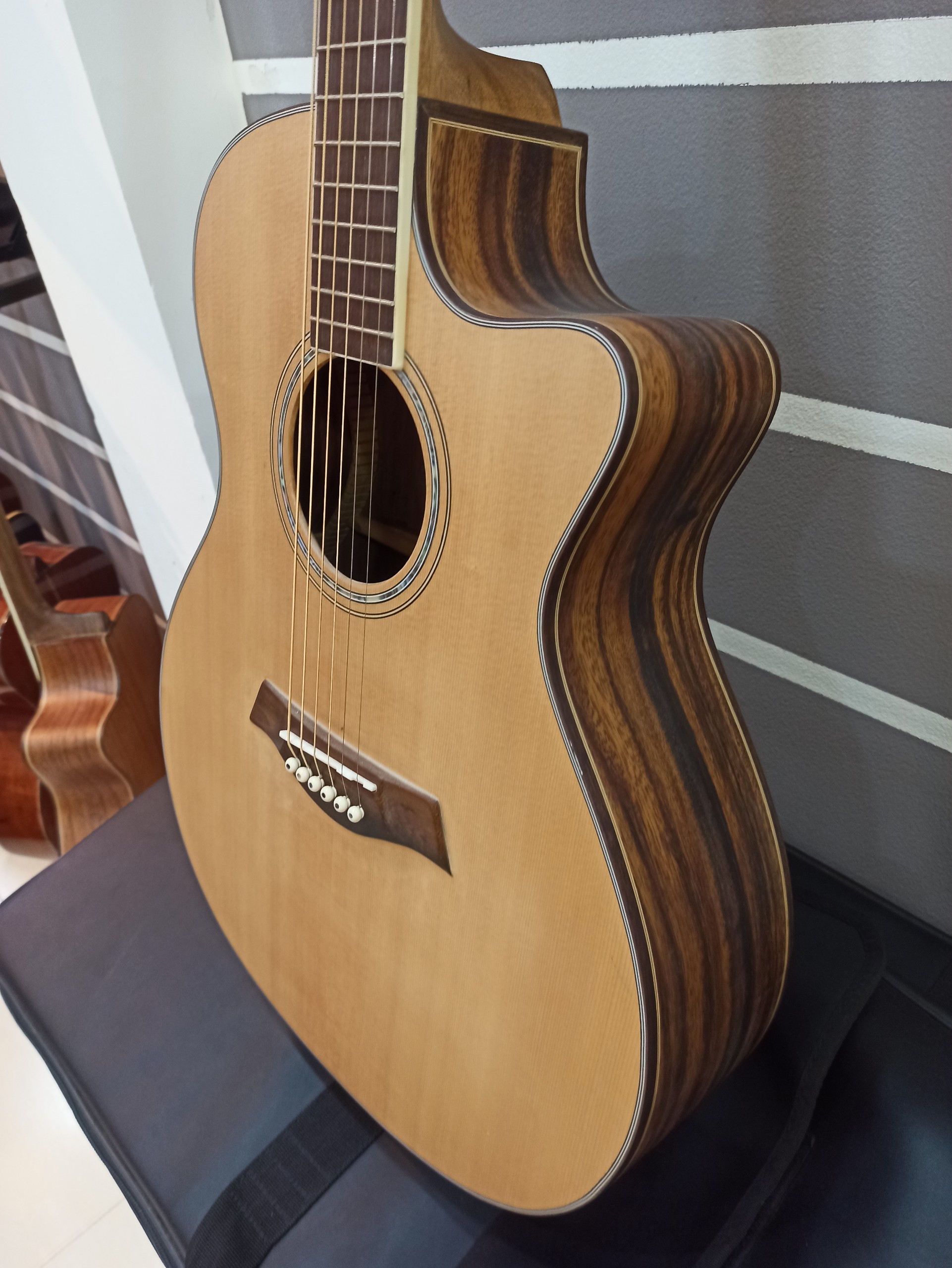 Đàn Guitar Acoustic Gỗ Điệp M414 ( kèm bao da , phím , capo )