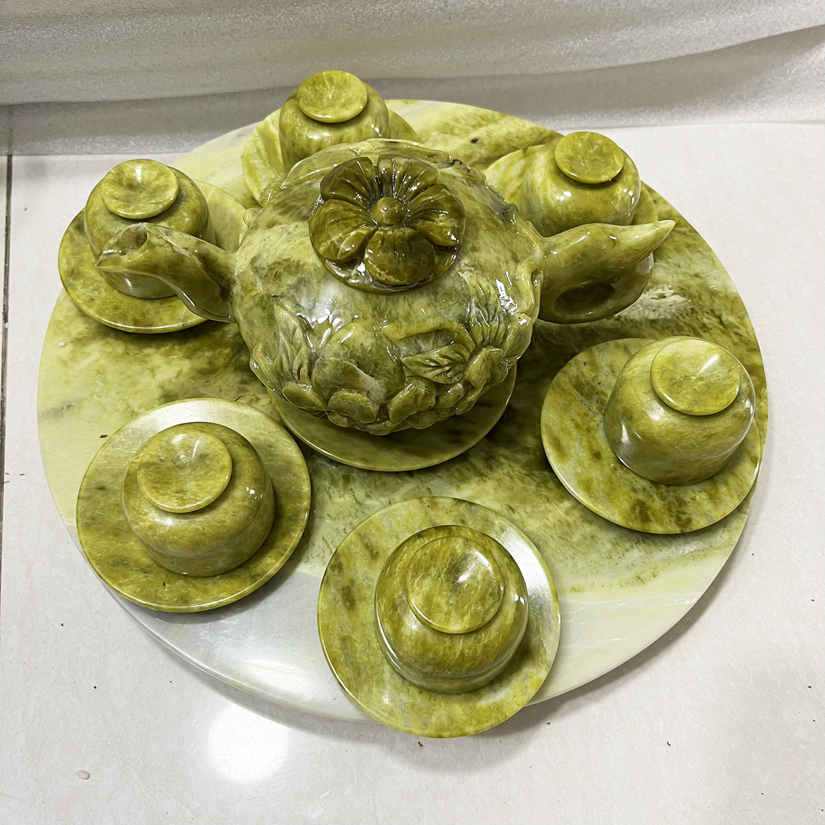 Bộ ấm chén uống nước bằng ngọc serpentine của Việt Nam đường kính khay 32 cm, nặng 5 kg cả bộ