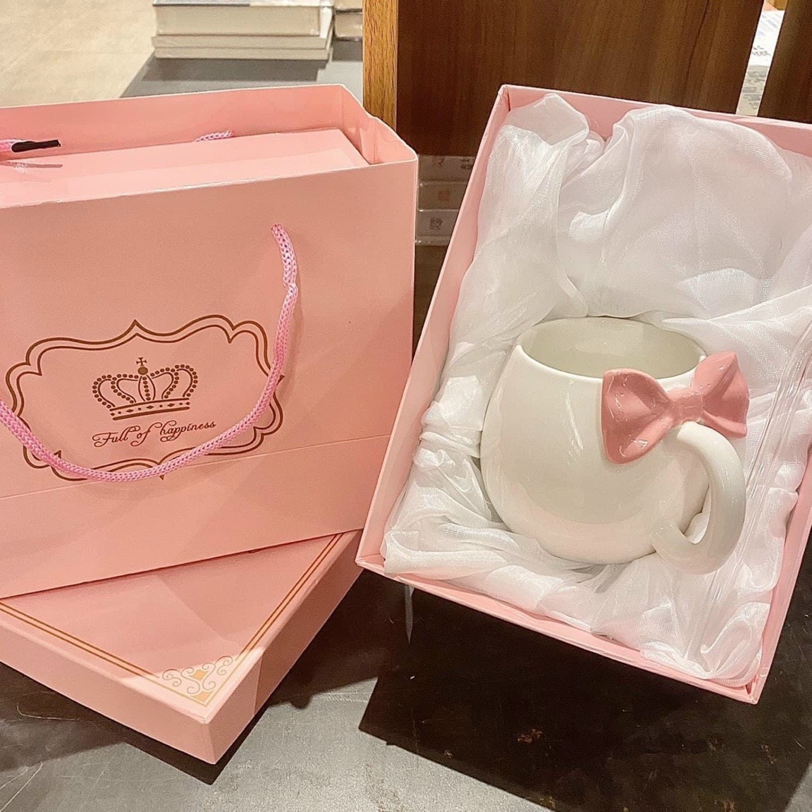 Set Hộp Quà Tặng Ly Sứ Hình Chiếc Nơ Kèm Ống Hút Thuỷ Tinh Cùng Hộp Và Túi Xách Sang Trọng
