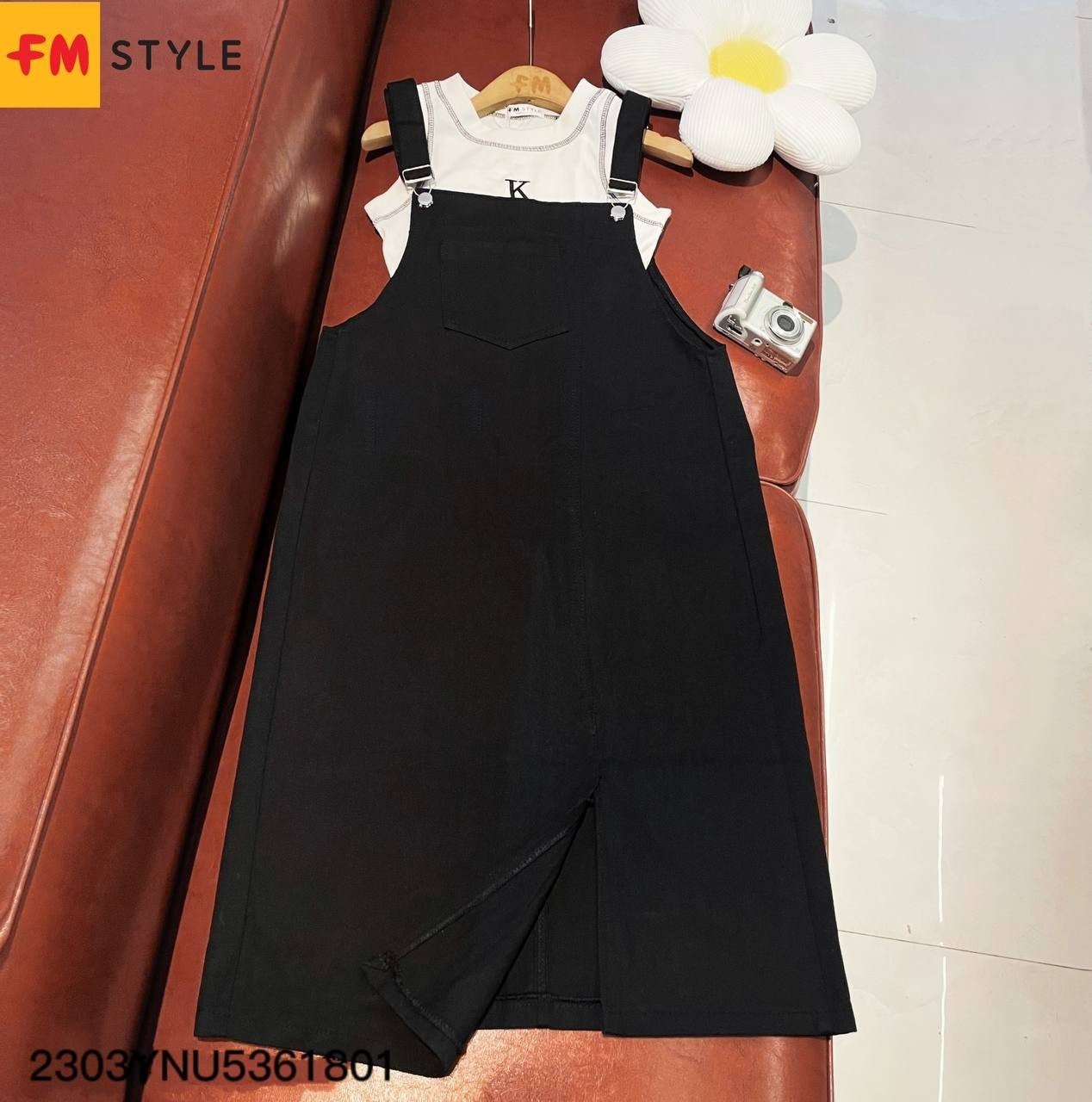 Yếm jean dài Fm Style 2 dây dáng dài phối túi trước xẻ lai thời trang dễ thương phong cách Ulzzang 23031071