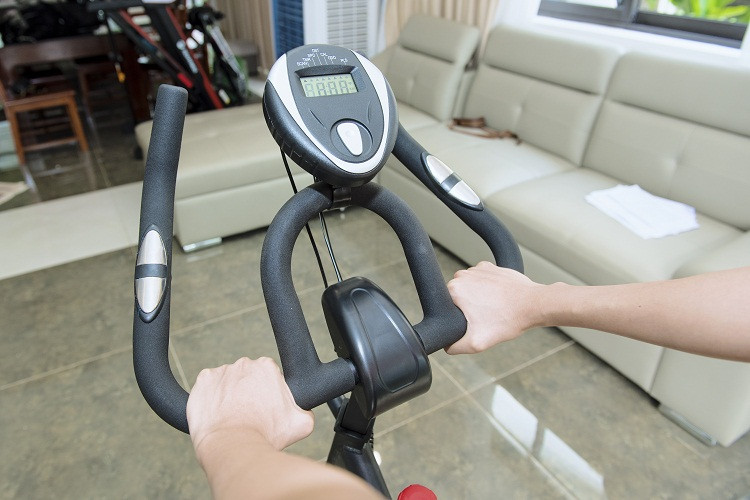 Tích hợp màn hình kiểm soát, lưu trữ thông số trong quá trình tập luyện.
