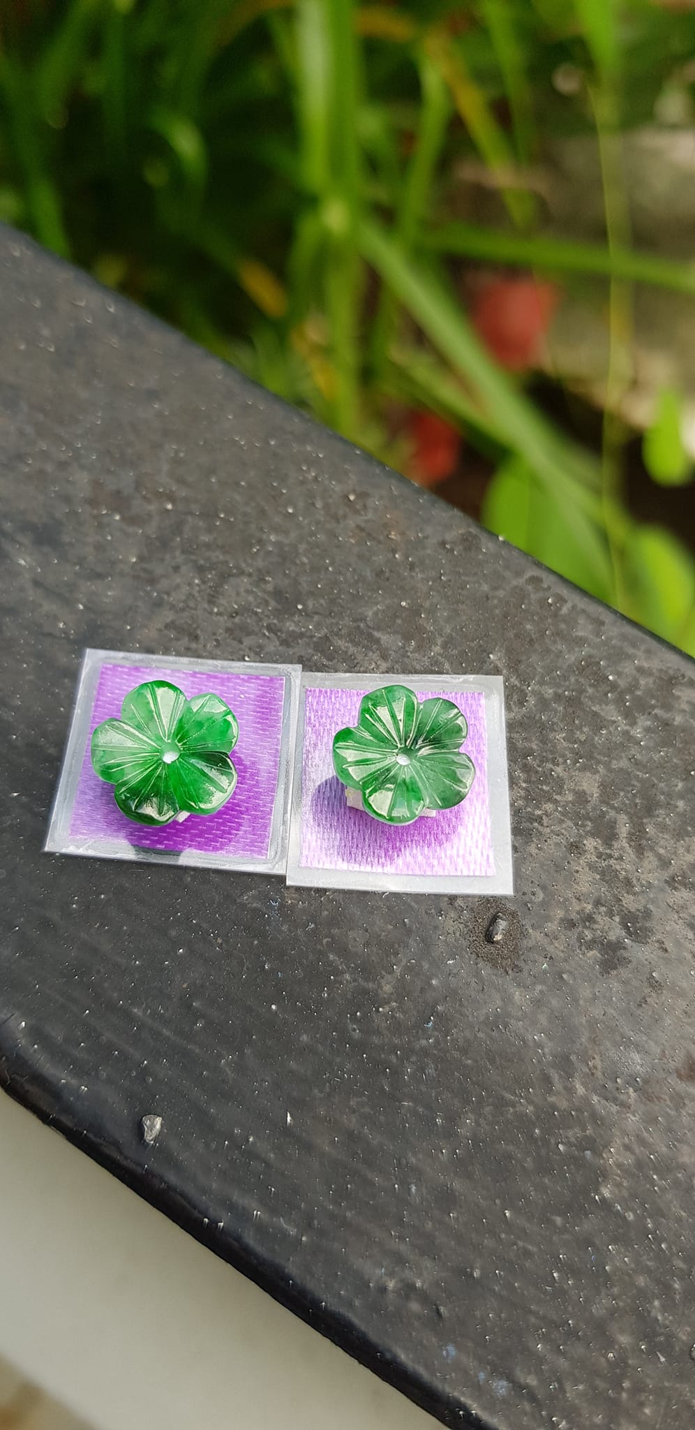 Đôi bông tai hoa mai đẹp đk 10mm x dầy 2mm đá cẩm thạch xanh tự nhiên lý sơn thủy trắng nhẹ các Chị em về bọc vàng lên đeo đẹp sang tai lắm nhé