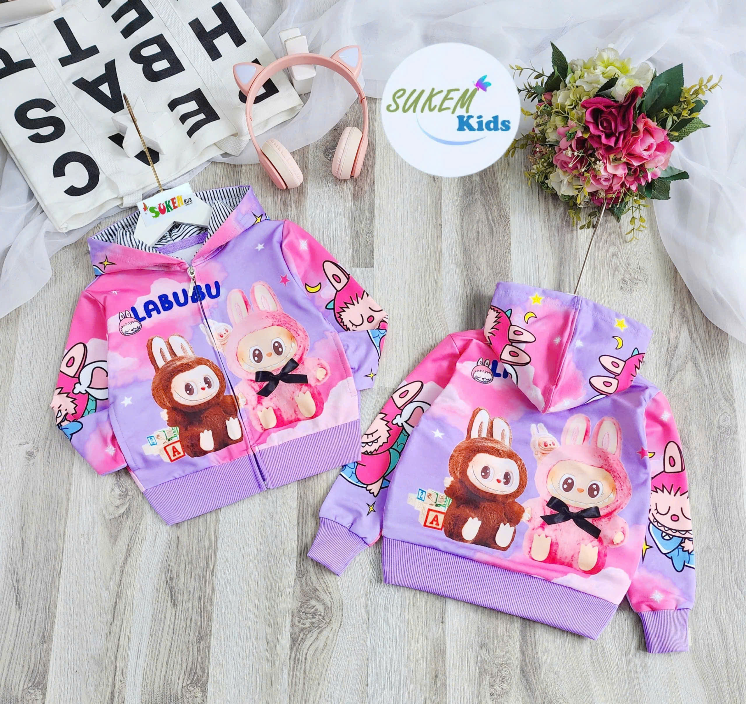 Áo khoác chống nắng có nón cho bé gái hình Labubu từ 10-40kg chất da cá mịn mát