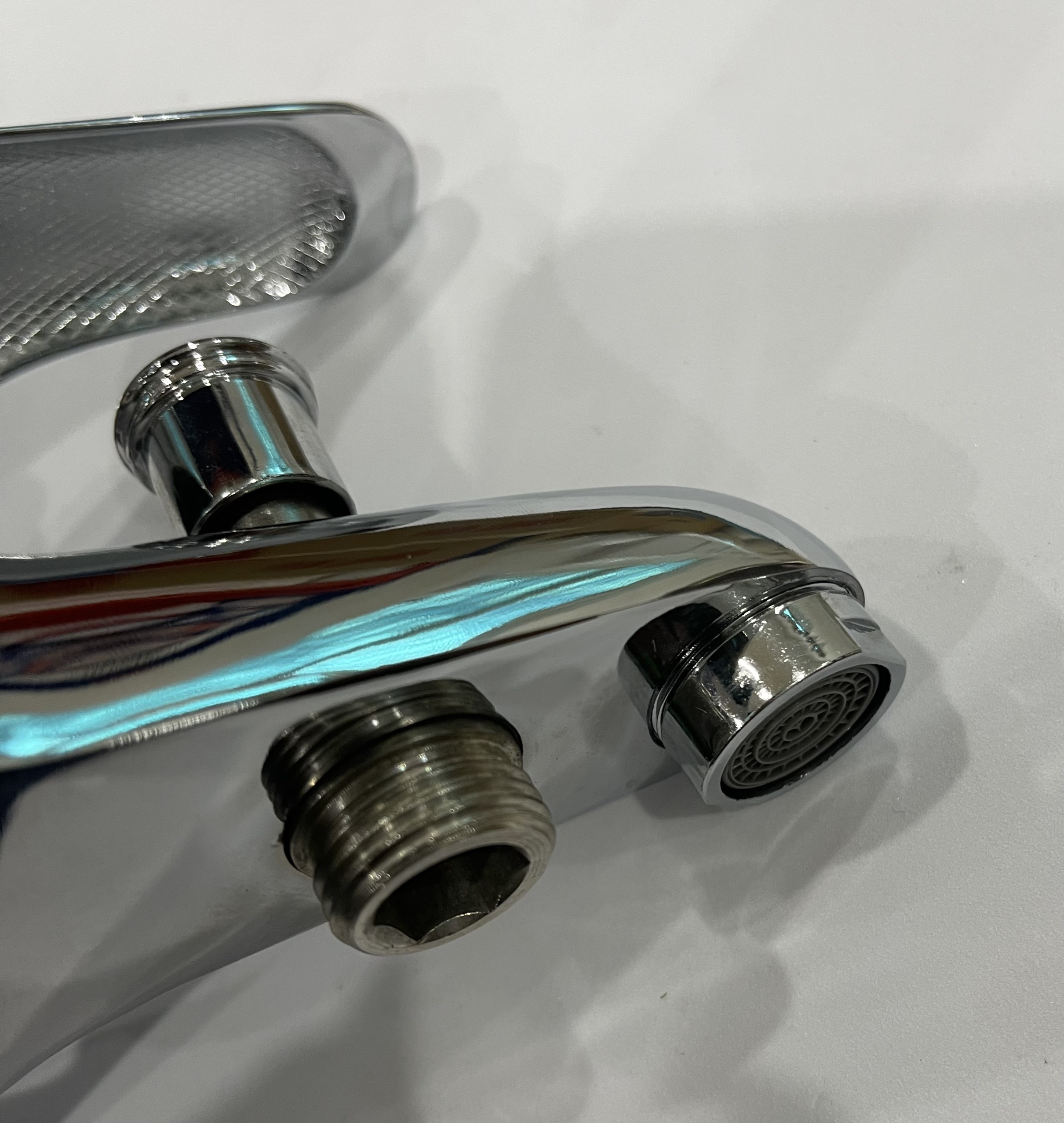 Sen liền tường, nóng lạnh. Vật liệu bằng hợp kim đồng, hợp kim kẽm mạ chrome bóng. Đẹp, dễ vệ sinh lau chùi. Phù hợp lắp đặt nhà tắm, các nơi công cộng.