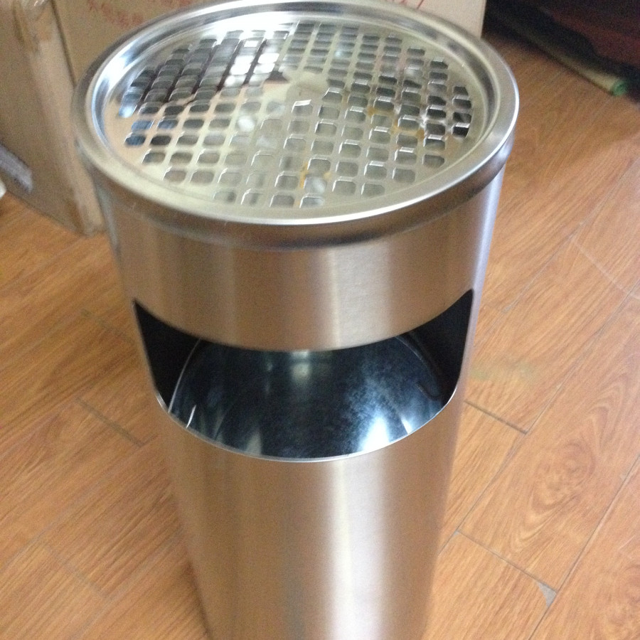 Thùng Rác Inox Có Gạt Tàn Hình Trụ Tròn Bên Trên Có Gạt Tàn Bên Trong Có Thùng Đựng Rác Bằng Tôn Hoa GEV35A