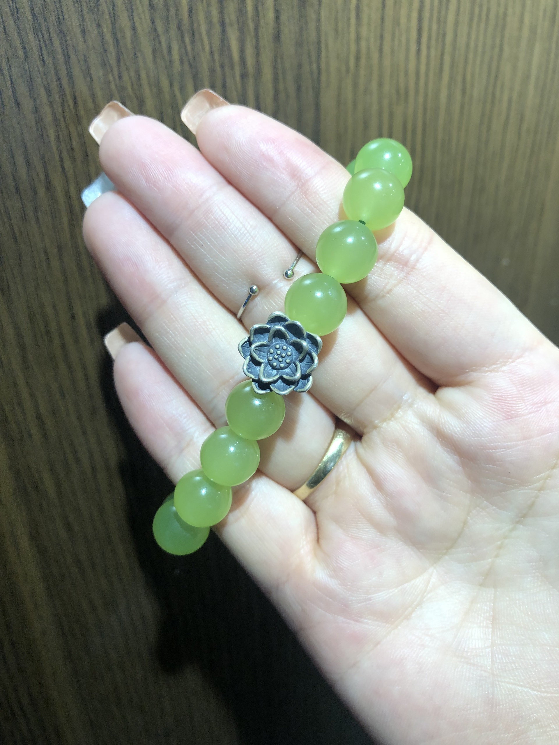 Vòng Đá Mã Não Xanh Lá 10 Ly Charm Hoa Sen Bạc Thái
