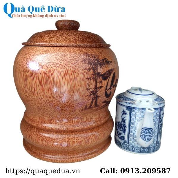 Bộ Bình Trà Gỗ Dừa Khắc Hoa Văn Lồng Chữ "Thọ" Và Bình Trà 700 - 950ml - Sản Phẩm Được Sản Xuất Tại Bến Tre