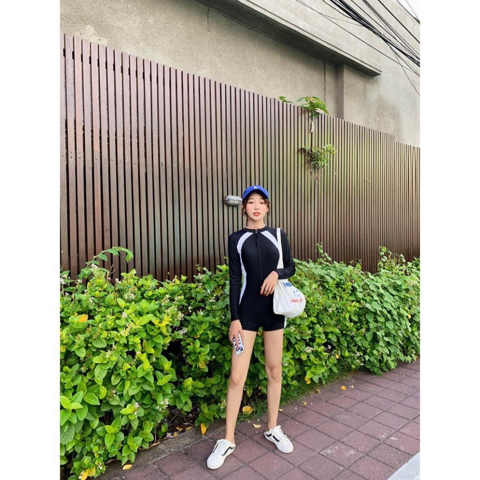 Bikini liền mảnh, bodysuit có tay khoá kéo màu đen chạy sọc trắng, quần form short kín đá