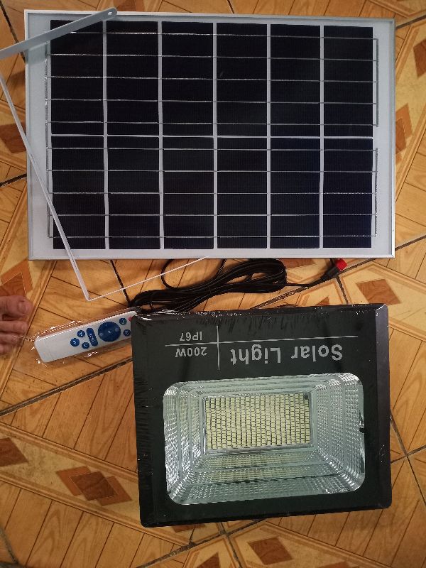 Đèn pha Led Năng lượng mặt trời 200wkemf tấm pin rời có remote dây dài 5m ,thời gian sáng 10-14h liên tục 418 chip led