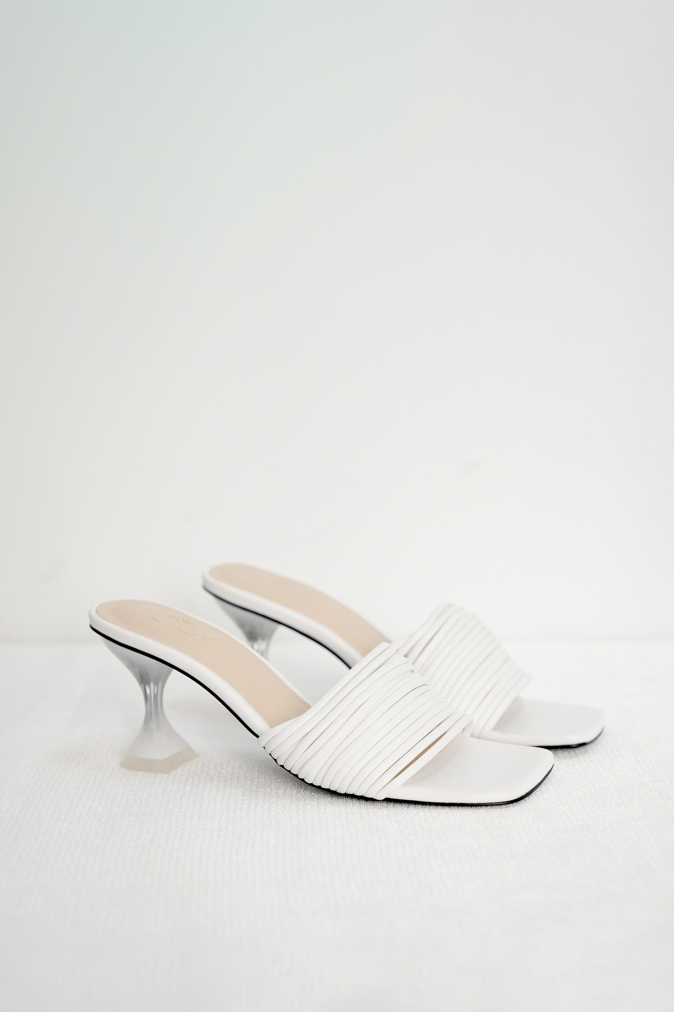 OLV - Giày Cora Heels in White