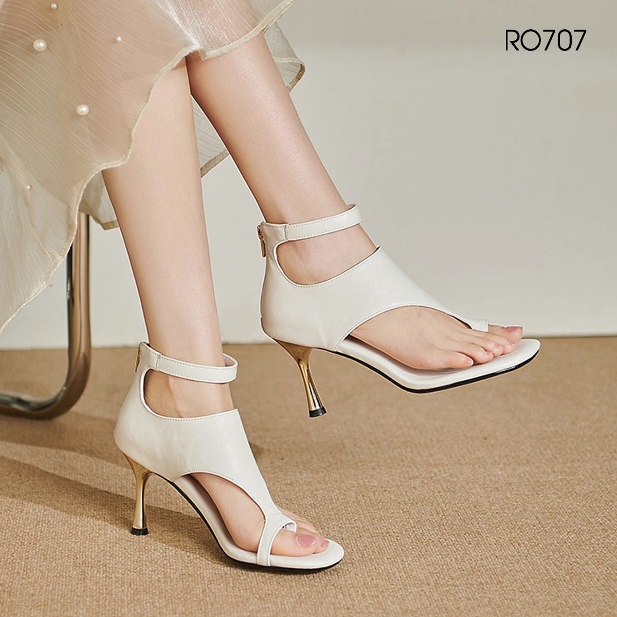 Sandal nữ xỏ ngón, khóa kéo sau, gót nhọn ROSATA RO707 -8p- Đen, Trắng - BKSTORE