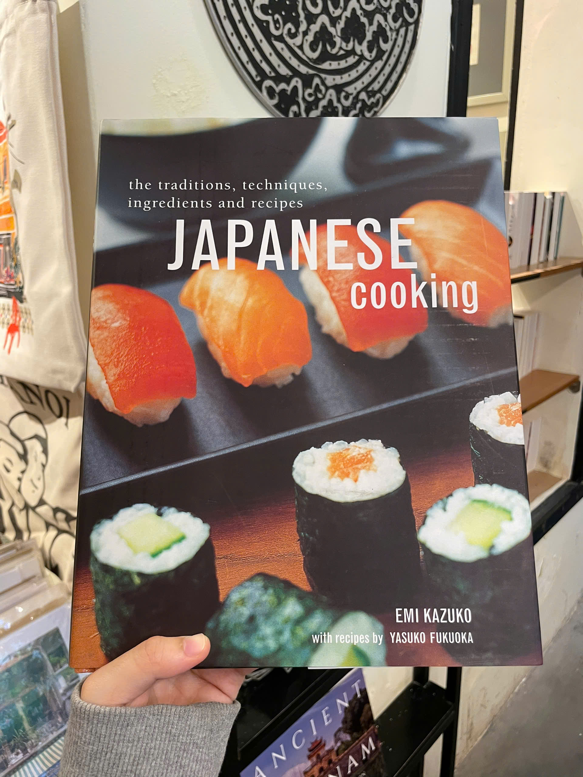 Sách - Japanese Cooking: The Traditions, Techniques, Ingredients &amp; Recipes - Emi Kazuko - Bìa cứng