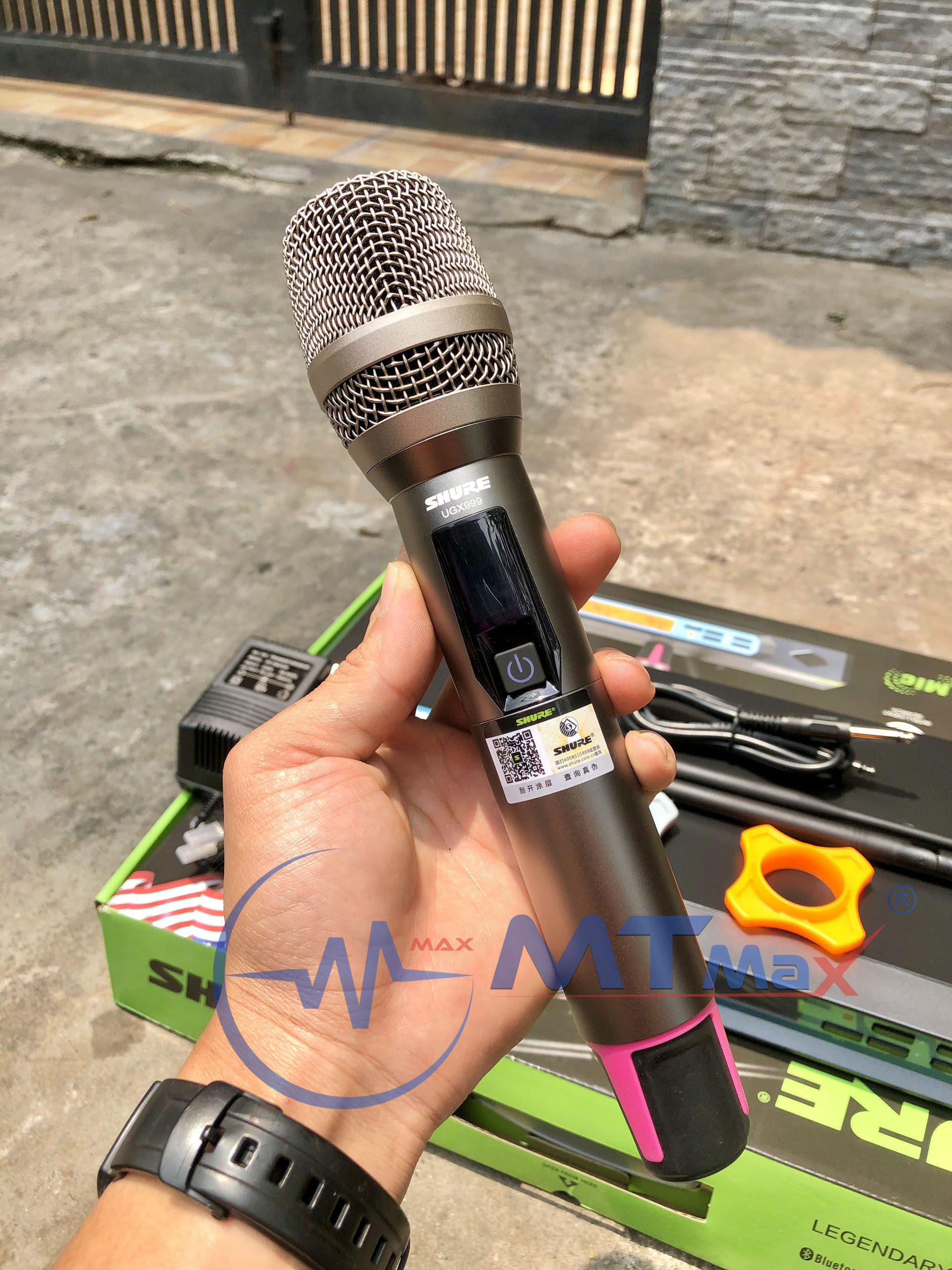 Micro không dây Shure UGX999 - Mic karaoke gia đình, sân khấu - Độ nhạy cao, bắt sóng xa, chống hú rít - Thiết kế sang trọng, bắt mắt -  Dễ dàng phối ghép với các thiết bị âm thanh khác - Hàng nhập khẩu loại I