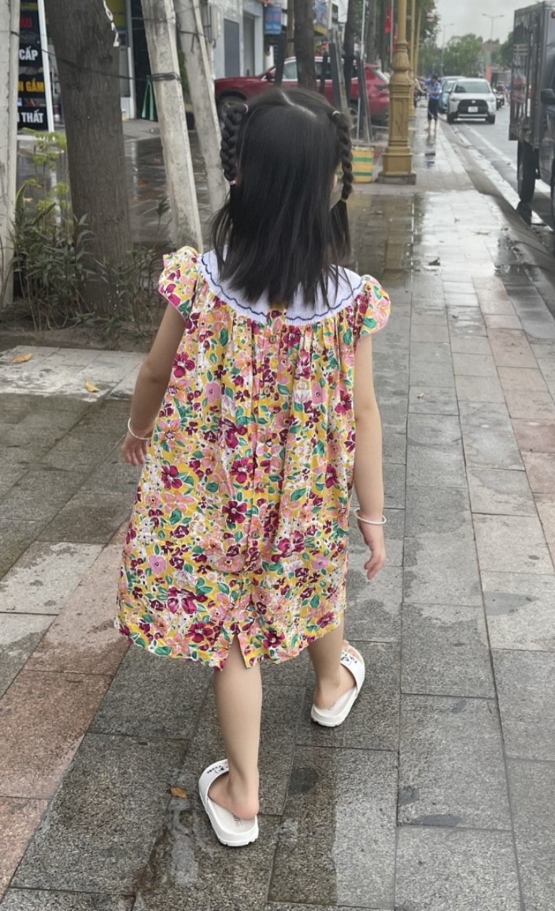 ĐẦM BÉ GÁI CỔ TRÒN THÊU MÓC XÍCH ĐÔ ÁO CÀI NÚT SAU
