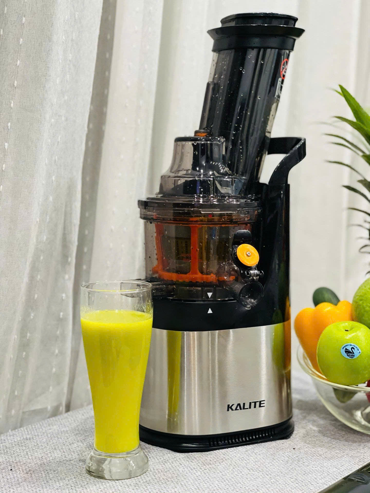 [Hàng chính hãng] Máy ép chậm Kalite KL565 - công nghệ “J.M.C.S” và tốc độ ép 60 vòng/phút, nước ép sẽ được giữ nguyên màu sắc, hương vị cùng hàm lượng Vitamin cao gấp 5 lần so với máy ép truyền thống